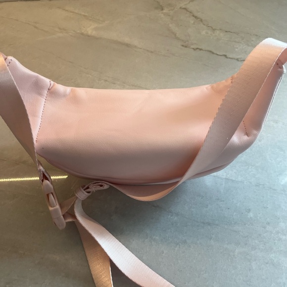 Disney Minnie Mouse Main Attraction Small World Loungefly hipster  bag  NWOT - Picture 2 of 4